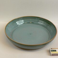 Grand plat à fruits, à ..., 30 cm.