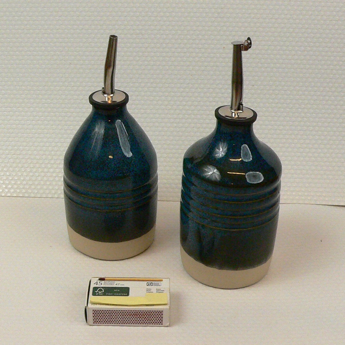 Pot à huile, à vinaigre, avec verseur